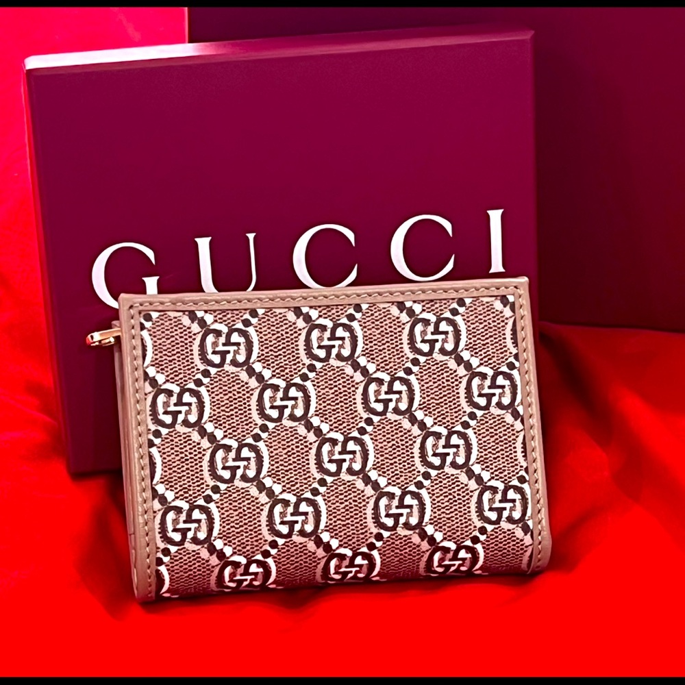 GUCCI AUTHENTIC 3D PEBBLED LEATHER LUCE COLLECTION COMPACT WALLET. NWT. - Picture 1 of 10